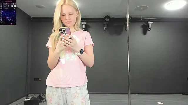 Snapshot of Masha_2002 chatting on May 20, 7:53 pm Masha 2002 online show from May 20, 7:53 pm