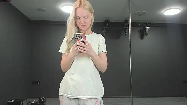 Snapshot of Masha_2002 chatting on May 24, 8:14 pm Masha 2002 online show from May 24, 8:14 pm