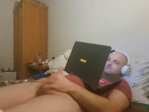 Snapshot of dilosan12345 chatting on February 7, 8:31 pm dilosan12345 online show from February 7, 8:31 pm