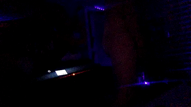 Snapshot of Fr4nk1eFFuxxx chatting on December 15, 10:07 am Fr4nk1eFFuxxx online show from December 15, 10:07 am