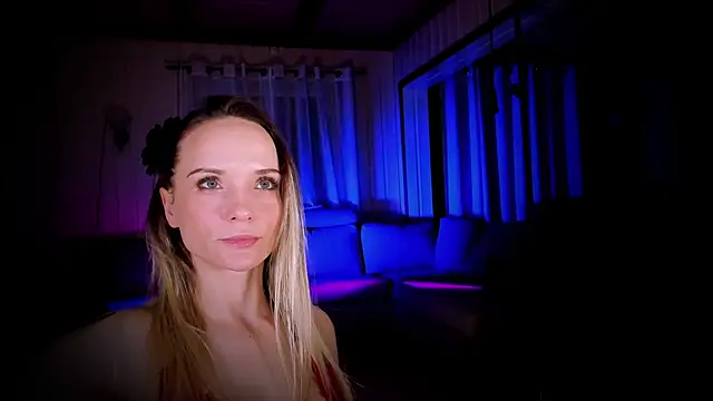 Snapshot of Louise-dance chatting on December 9, 7:39 pm Louise-dance online show from December 9, 7:39 pm