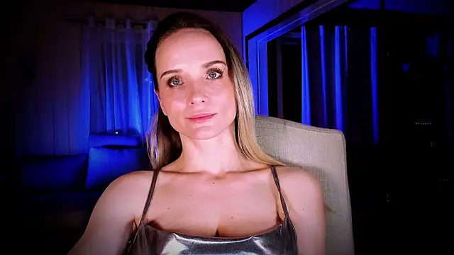 Snapshot of Louise-dance chatting on January 4, 12:05 am Louise-dance online show from January 4, 12:05 am