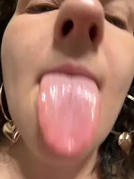 Snapshot of Taisia_W chatting on October 6, 6:11 am Taisia W online show from October 6, 6:11 am