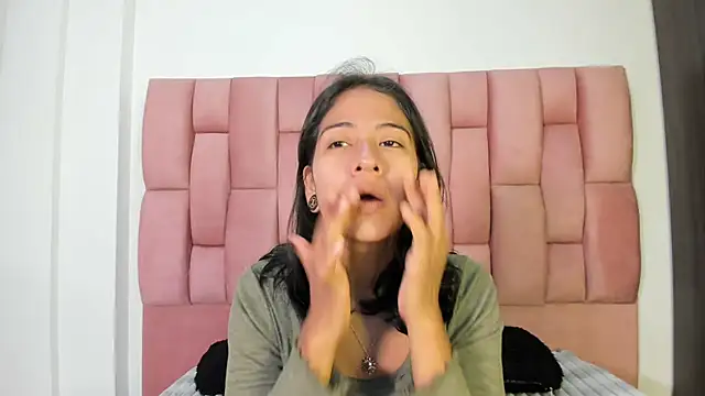 JuliKim  online show from September 29, 1:05 pm