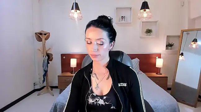 Kristen Garner online show from December 14, 7:57 pm