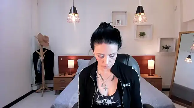 Kristen Garner online show from December 20, 5:29 pm
