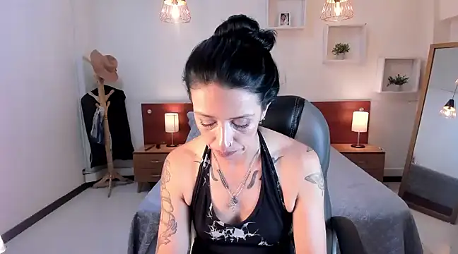 Kristen Garner online show from December 20, 8:34 pm