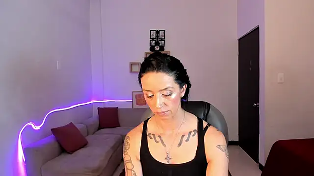 Kristen Garner online show from November 28, 8:33 pm