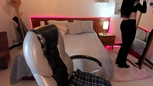 Kristen Garner online show from December 5, 7:54 pm