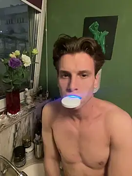 ETHAN MOORE online show from October 31, 3:35 pm