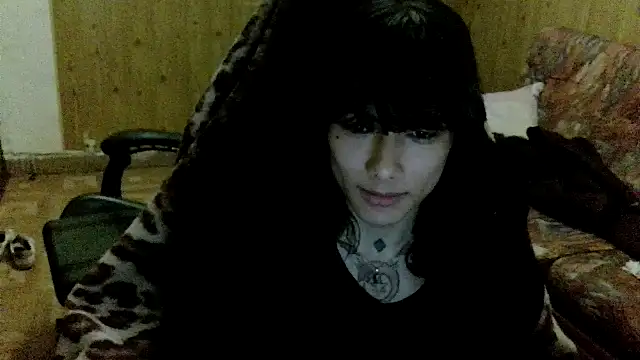 Snapshot of calliemaggotbone chatting on December 2, 9:47 am calliemaggotbone online show from December 2, 9:47 am