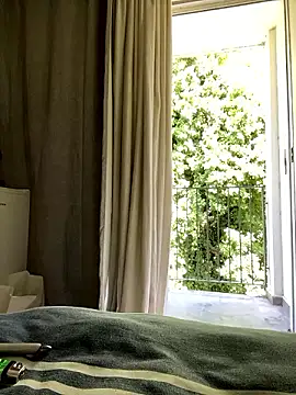 YesTheSexiest online show from December 7, 8:22 am