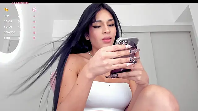 Snapshot of mia_yourmommy chatting on December 6, 9:35 pm mia yourmommy online show from December 6, 9:35 pm