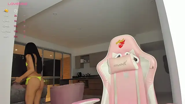 Snapshot of mia_yourmommy chatting on January 23, 2:44 am mia yourmommy online show from January 23, 2:44 am