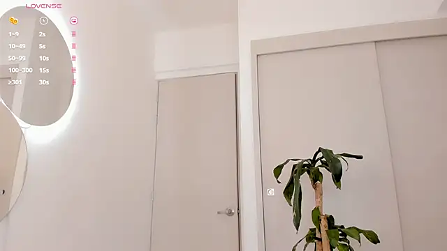 Snapshot of mia_yourmommy chatting on January 25, 5:40 am mia yourmommy online show from January 25, 5:40 am