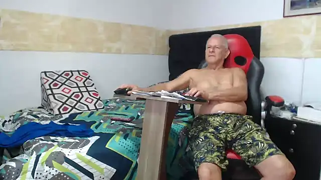 Snapshot of VALENTINO1983_ chatting on November 6, 5:36 pm VALENTINO1983 online show from November 6, 5:36 pm