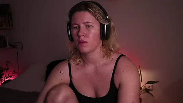 moonamii online show from October 29, 12:40 pm