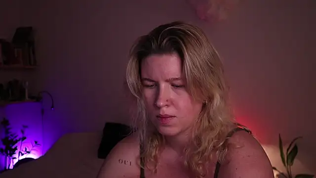 moonamii online show from November 15, 5:42 pm