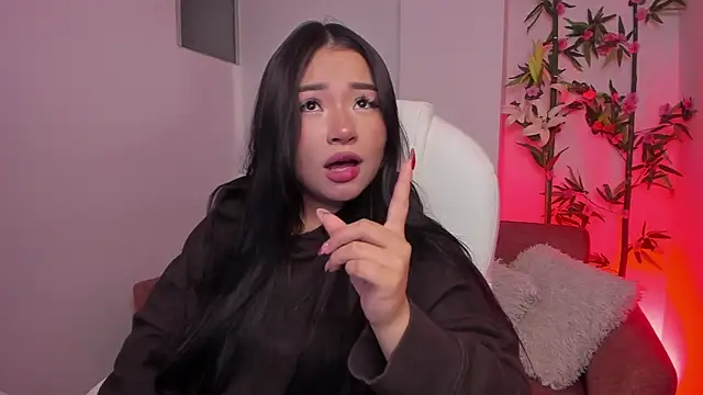 Snapshot of Lulu_Sakura_ chatting on December 15, 10:39 am Lulu Sakura online show from December 15, 10:39 am