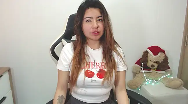 Snapshot of alice_middlee chatting on January 7, 2:08 pm alice middlee online show from January 7, 2:08 pm