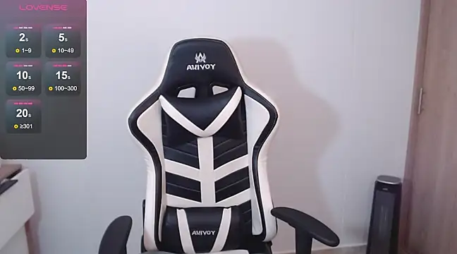 Snapshot of alice_middlee chatting on February 26, 9:05 pm alice middlee online show from February 26, 9:05 pm