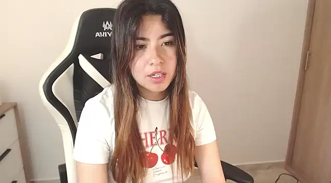 Snapshot of alice_middlee chatting on March 11, 5:46 pm alice middlee online show from March 11, 5:46 pm