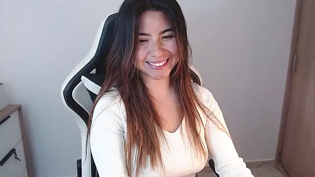 Snapshot of alice_middlee chatting on March 17, 9:13 pm alice middlee online show from March 17, 9:13 pm