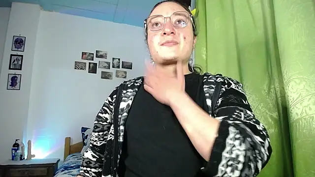 Snapshot of monkeywillwhite chatting on October 31, 12:11 am monkeywillwhite online show from October 31, 12:11 am