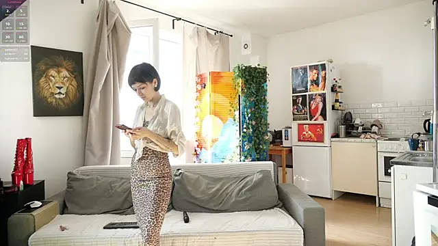 VivianLy  online show from April 1, 11:11 am