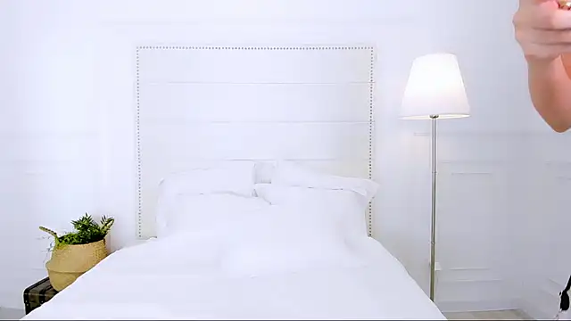 NaomiYuu online show from April 18, 1:53 am