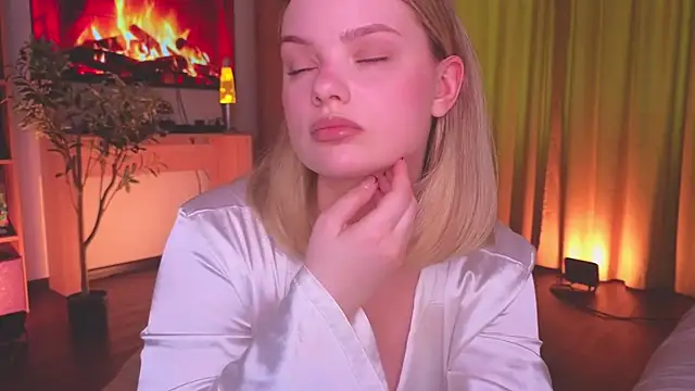 Hottie Jane online show from July 25, 1:30 pm