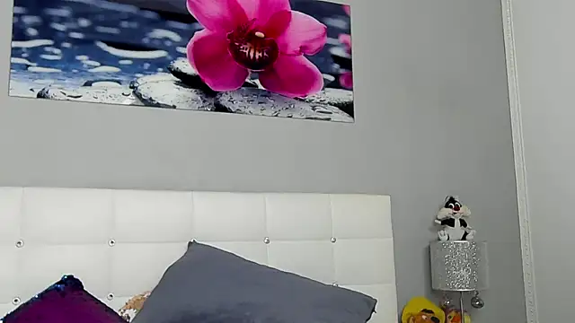 Snapshot of JuliaHunts chatting on December 14, 5:24 am JuliaHunts online show from December 14, 5:24 am