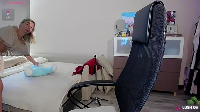 Snapshot of DannaEvan chatting on December 15, 3:33 am DannaEvan online show from December 15, 3:33 am