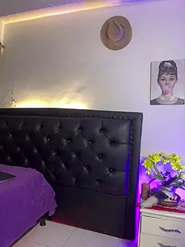 Snapshot of lonely_shewolf chatting on December 17, 7:20 pm lonely shewolf online show from December 17, 7:20 pm