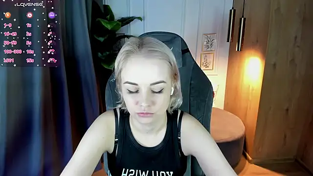 StephanieSweety online show from March 7, 12:12 pm