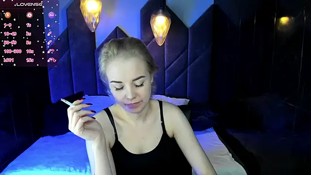 StephanieSweety online show from March 10, 8:37 am