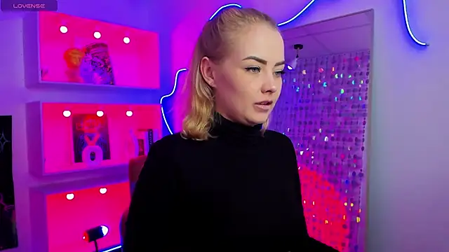 StephanieSweety online show from April 18, 6:12 pm