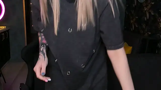 Snapshot of Blckmirrorr chatting on November 2, 1:46 pm Blckmirrorr online show from November 2, 1:46 pm