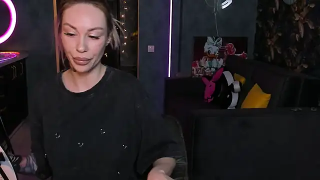 Snapshot of Blckmirrorr chatting on November 8, 10:26 am Blckmirrorr online show from November 8, 10:26 am