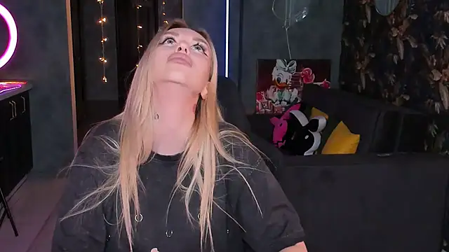 Snapshot of Blckmirrorr chatting on November 11, 8:20 pm Blckmirrorr online show from November 11, 8:20 pm