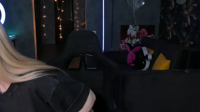 Snapshot of Blckmirrorr chatting on November 15, 12:45 pm Blckmirrorr online show from November 15, 12:45 pm