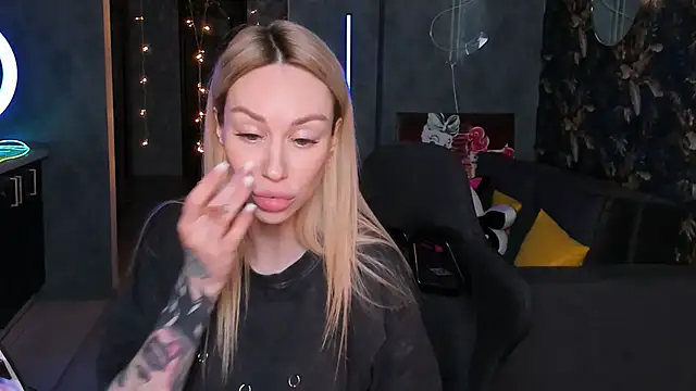 Snapshot of Blckmirrorr chatting on November 19, 12:05 pm Blckmirrorr online show from November 19, 12:05 pm