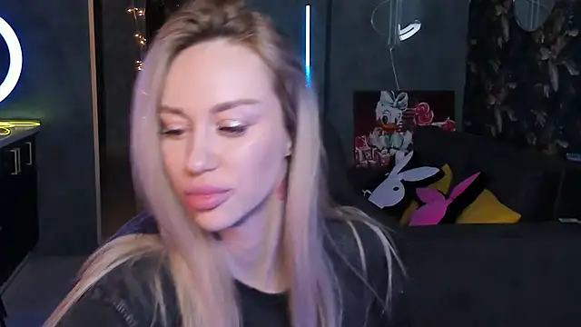 Snapshot of Blckmirrorr chatting on November 23, 2:28 pm Blckmirrorr online show from November 23, 2:28 pm