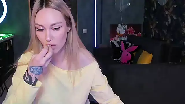 Snapshot of Blckmirrorr chatting on November 28, 1:14 pm Blckmirrorr online show from November 28, 1:14 pm