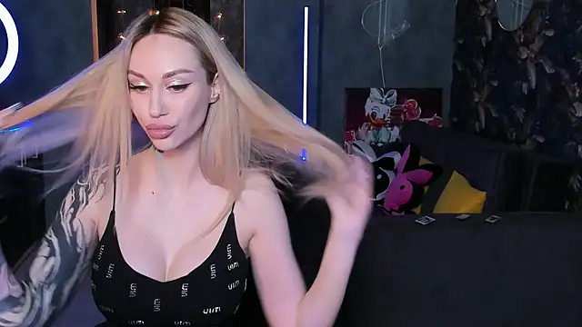 Snapshot of Blckmirrorr chatting on December 5, 10:35 am Blckmirrorr online show from December 5, 10:35 am