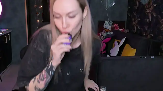 Snapshot of Blckmirrorr chatting on December 18, 8:42 am Blckmirrorr online show from December 18, 8:42 am