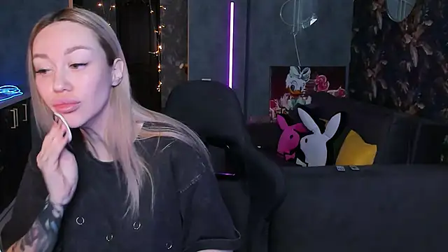 Snapshot of Blckmirrorr chatting on December 21, 9:27 am Blckmirrorr online show from December 21, 9:27 am