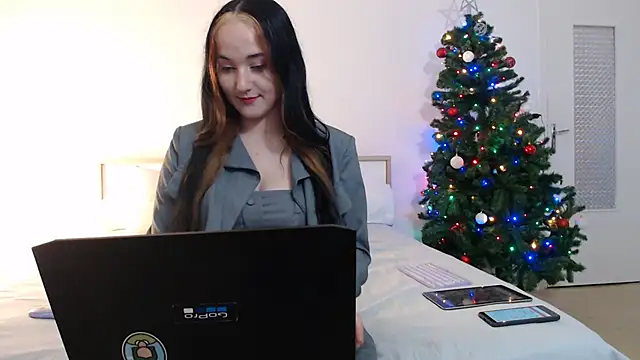 Crystal-dreamt online show from December 5, 2:44 pm