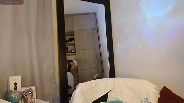 Snapshot of cristal_sexybody chatting on February 21, 3:12 am cristal sexybody online show from February 21, 3:12 am