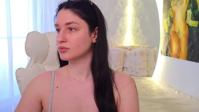 moniqque online show from April 6, 2:18 pm